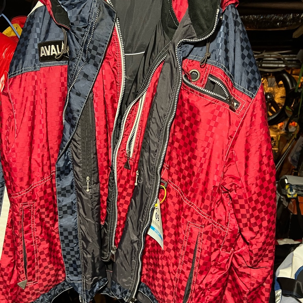 Men’s. Avalanche made in Quebec, skiing jacket and pants. Size XL. Almost new